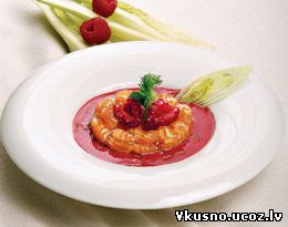 Тартар из лосося с соусом из малины